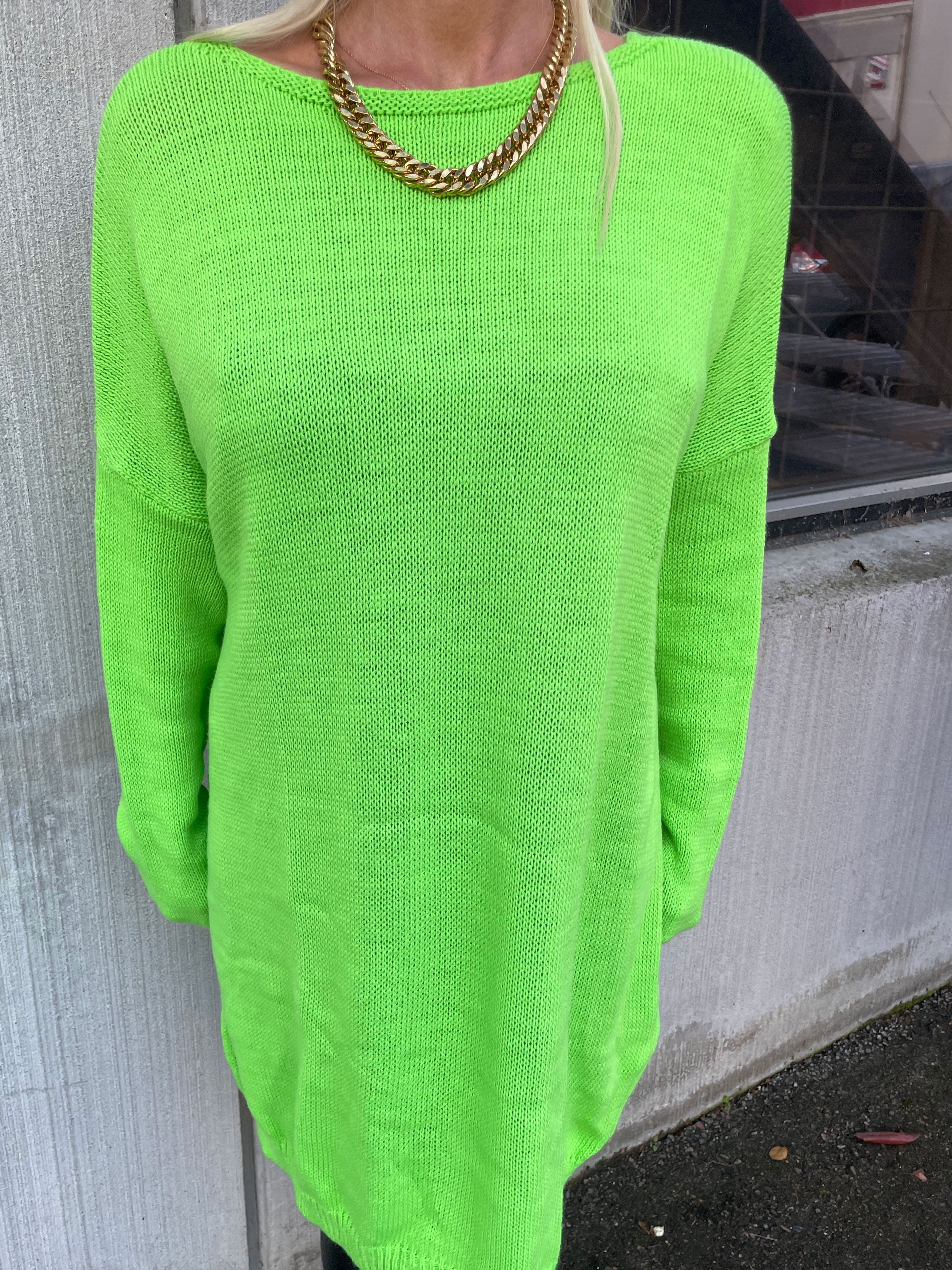 Stella - Simpel strikkjole med dyb ryg